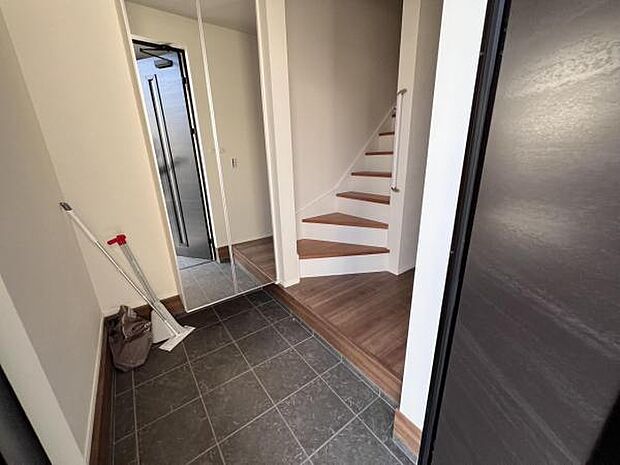 いつも気持ちよくご家族を迎えられる玄関です。綺麗で明るい玄関でお客様をお迎えいただけます。