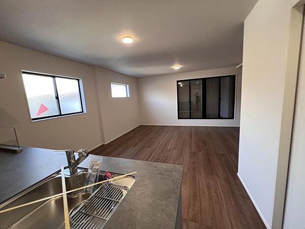 お食事中もキッチンと会話が楽しめるダイニングスペーゆったりとした開放的なダイニングキッチンスペースで