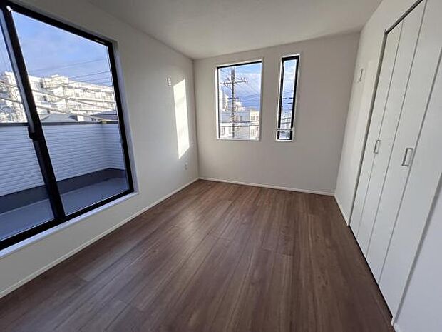 寝室にもご利用いただける居室スペースです明るい広々とした主寝室でご家族ゆっくりお休みになれま