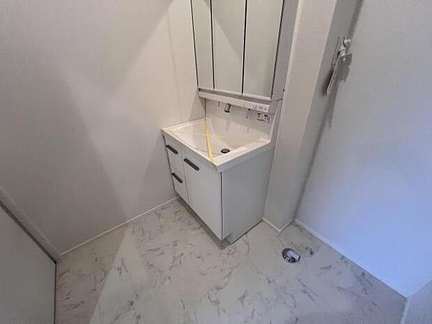 洗面化粧台です。朝の身支度から1日が始まります。収納力と機能性に優れたお手入れラクラク洗面化粧台です