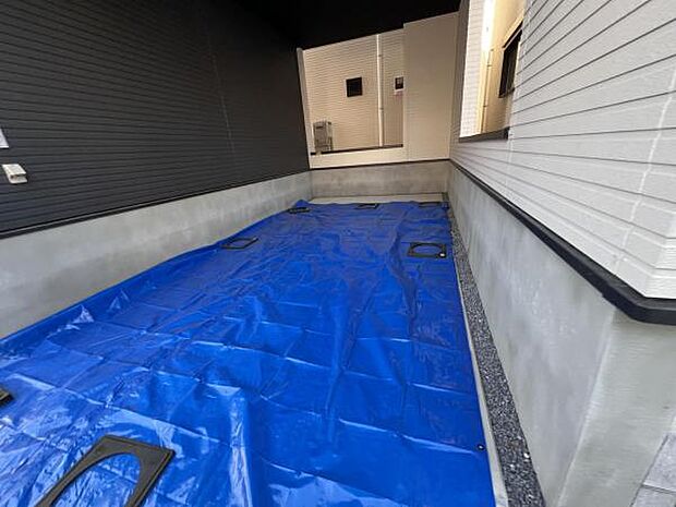 駐車場ももちろん完備しておりますのでお車所有の方にも心強いです駐車場です前面道路との高低差も少なく