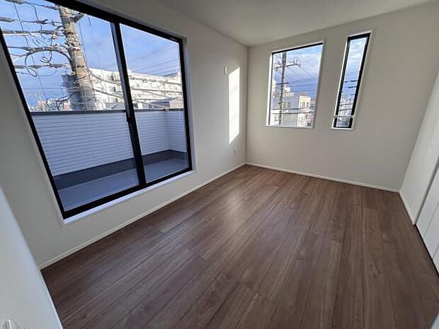 自分好みのアレンジで居心地の良い空間になりそうです洋室は風通しが良く明るく快適な空間ですゆったりと読