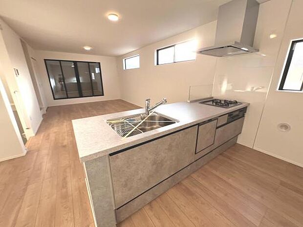 リビングが見渡せ、料理中も会話が弾む対面式キッチンです。