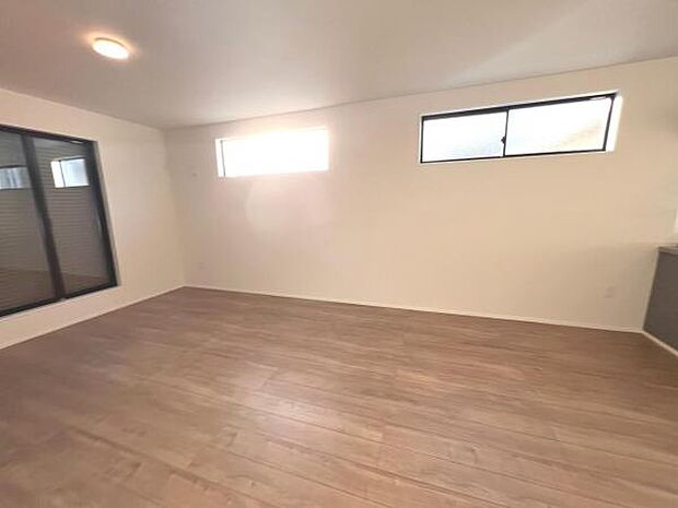 お食事中もキッチンと会話が楽しめるダイニングスペース。