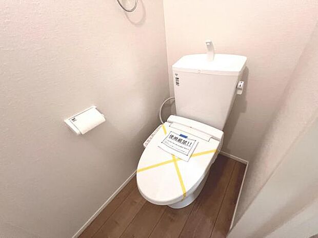 シャワー洗浄機能付のトイレは、清潔感が印象的な空間ですね。