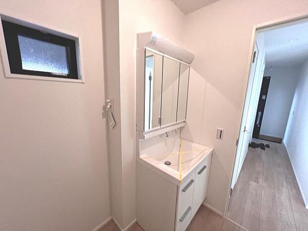 洗面化粧台です。朝の身支度から1日が始まります。