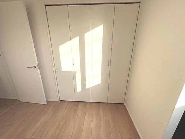 いつでもお部屋をスッキリお使い頂ける収納スペースを設置。