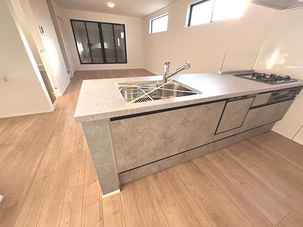 ご家族を見守りながら家事が捗る対面式キッチン。お料理をしながらご家族のサポートも可能です。