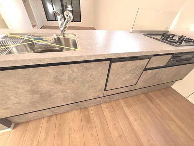 作業スペースが広く家事動線をゆったりと確保できるキッチンです。