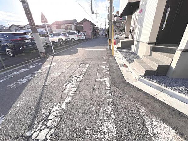前面道路を含めた現地写真です。ぜひ周辺環境も併せてご覧ください。