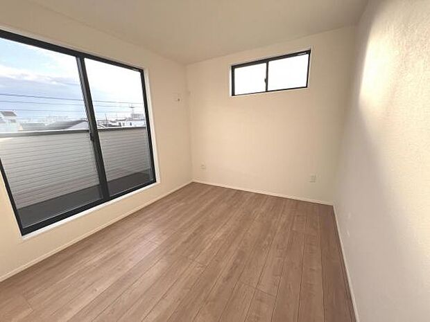 明るい広々とした主寝室でご家族ゆっくりお休みになれますね。