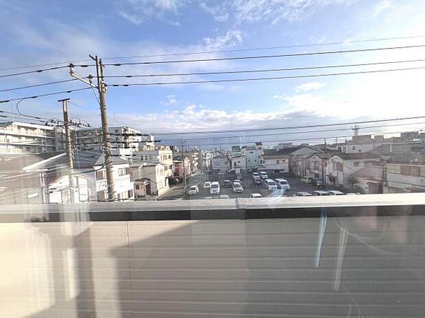 バルコニーからの眺望です。明るい陽射しを浴びながらゆったりと過ごすのも良いですね。