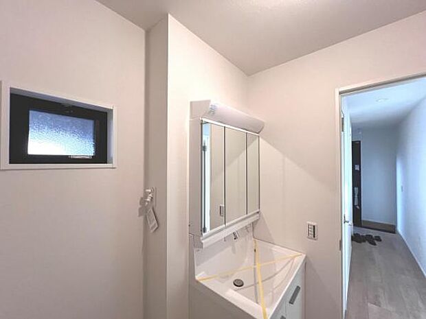 独立洗面台の横にはランドリースペースがございます。