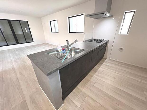 リビングが見渡せ、料理中も会話が弾む対面式キッチンです。