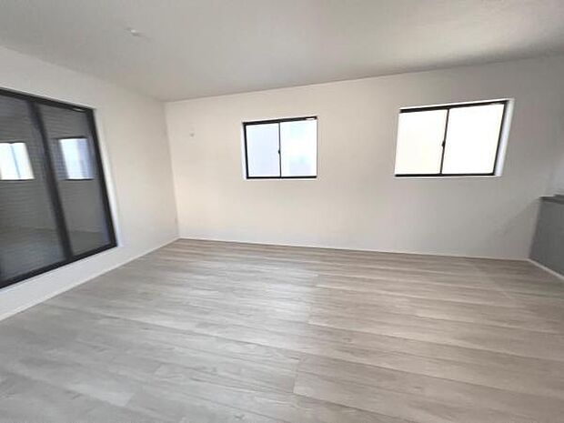 お食事中もキッチンと会話が楽しめるダイニングスペース。