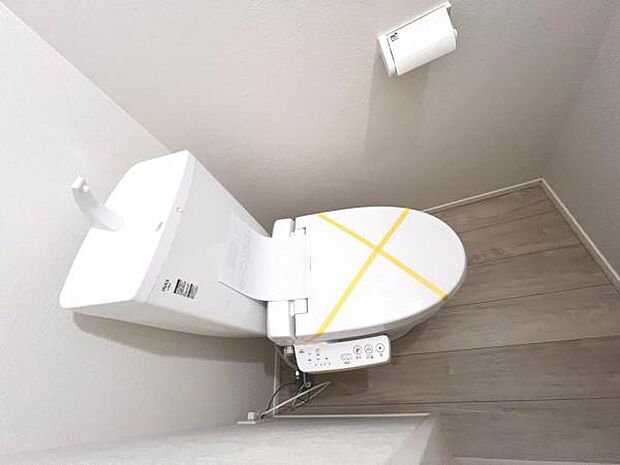 シャワー洗浄機能付のトイレは、清潔感が印象的な空間ですね。