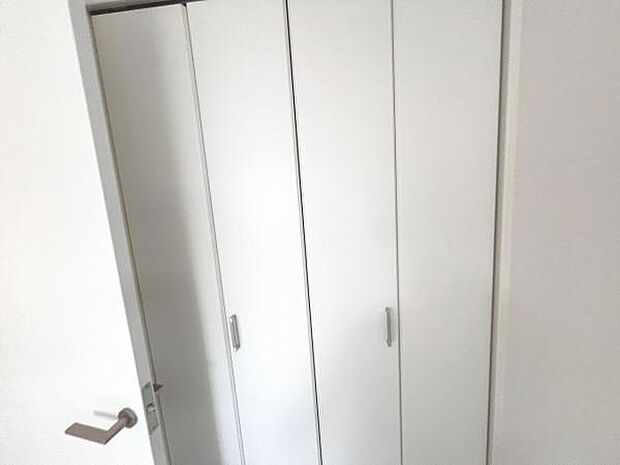 中の物を確認しやすく、取り出しやすい収納スペース。お部屋を広々とお使いいただけます。