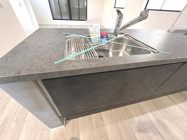 ご家族を見守りながら家事が捗る対面式キッチン。お料理をしながらご家族のサポートも可能です。