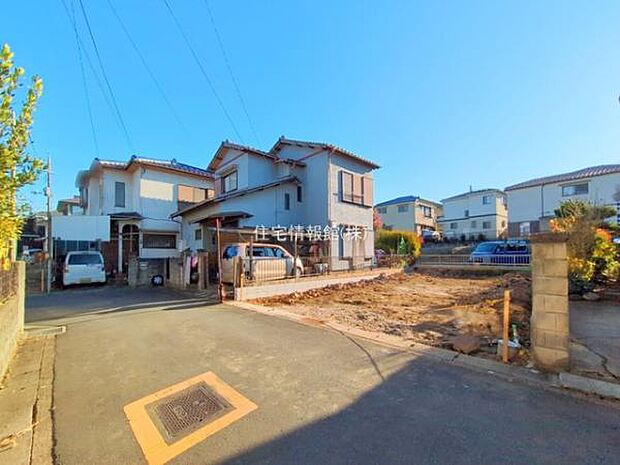 前面道路を含めた現地写真です。