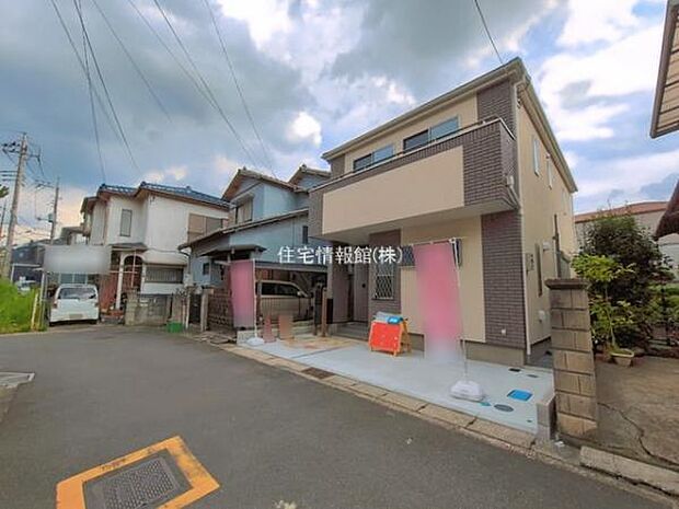 前面道路を含めた現地写真です。