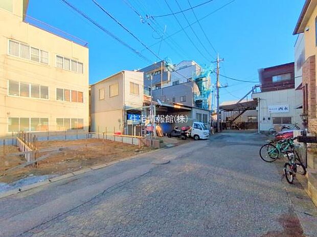 前面道路を含めた現地写真です。