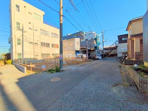 前面道路を含めた現地写真です。