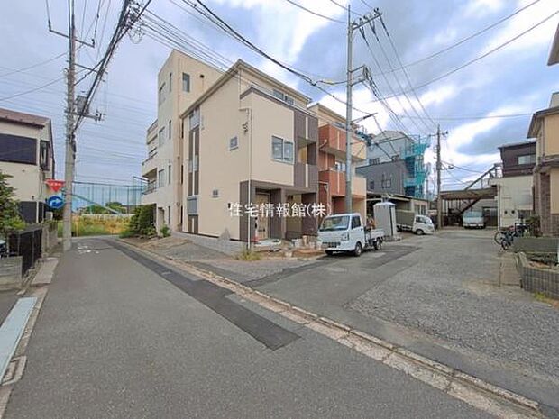 前面道路を含めた現地写真です。