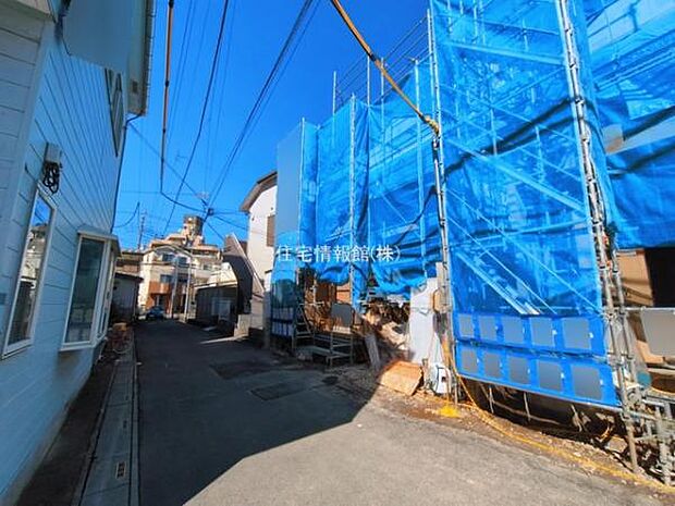 前面道路を含めた現地写真です。