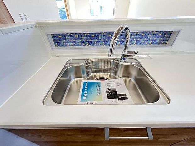 作業スペースが広く家事動線をゆったりと確保できるキッチンです。