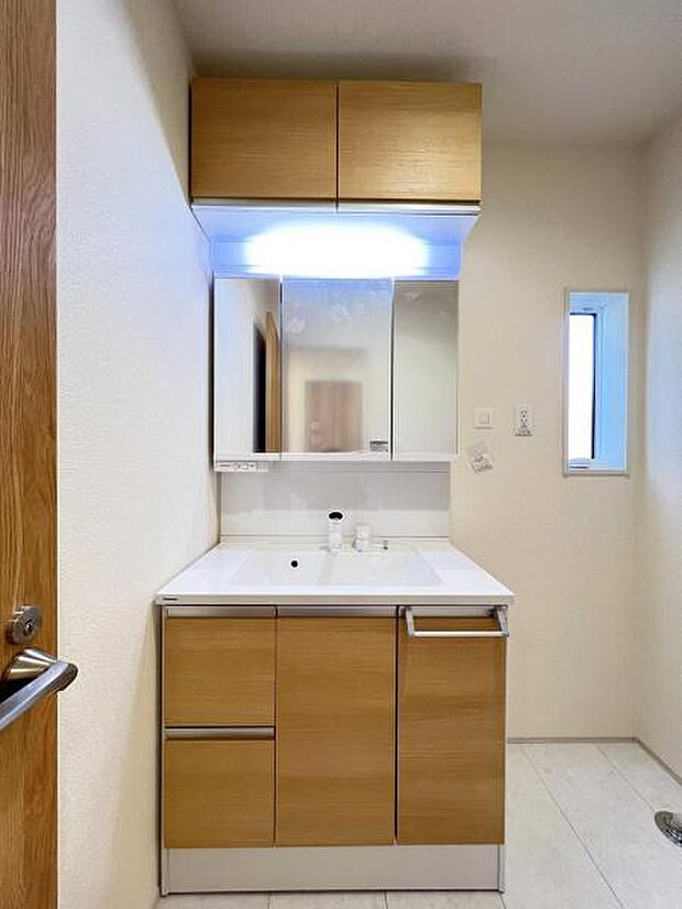 洗面化粧台です。朝の身支度から1日が始まります。