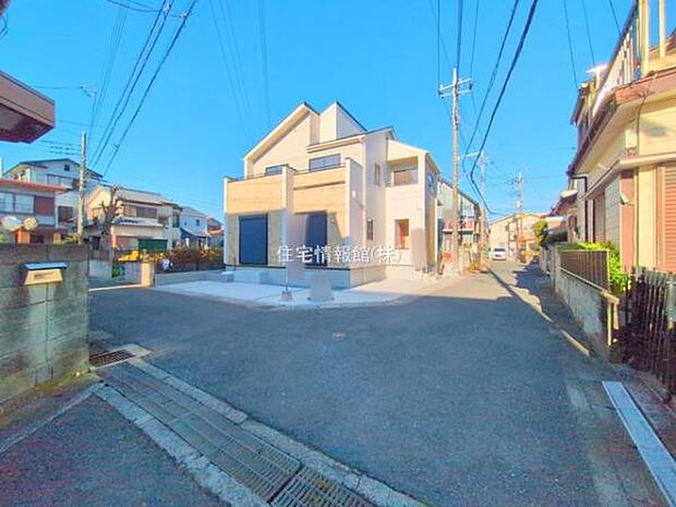 前面道路を含めた現地写真です。