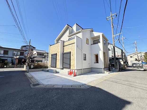 前面道路を含めた現地写真です。ぜひ周辺環境も併せてご覧ください。