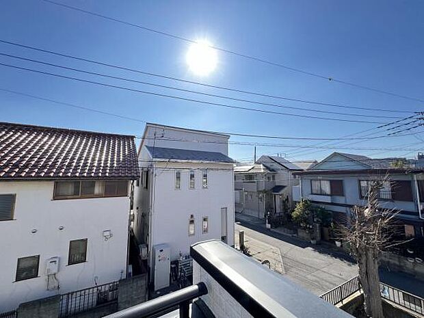 バルコニーからの眺望です。明るい陽射しを浴びながらゆったりと過ごすのも良いですね。