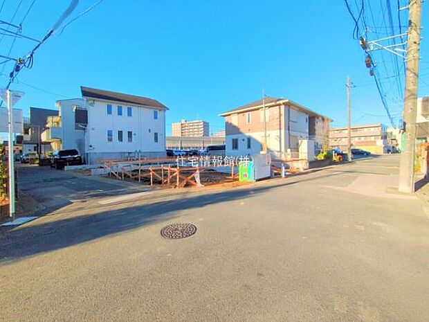 前面道路を含めた現地写真です。