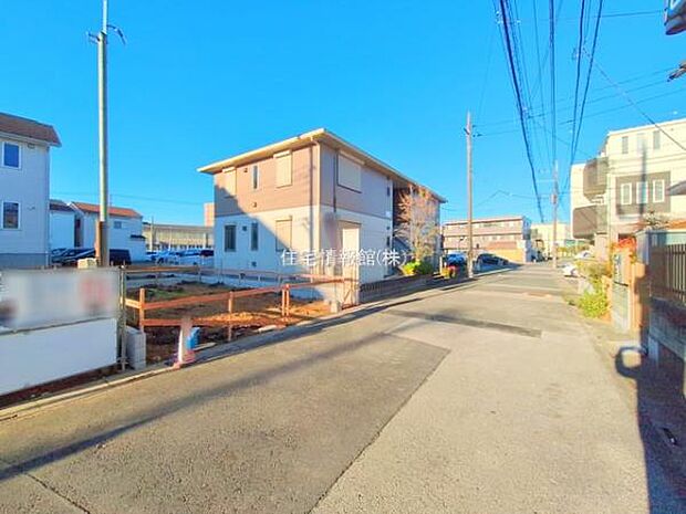 前面道路を含めた現地写真です。