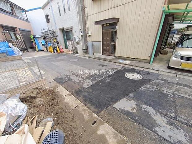 前面道路を含めた現地写真です。