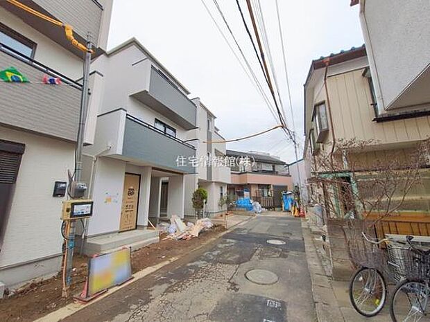 前面道路を含めた現地写真です。