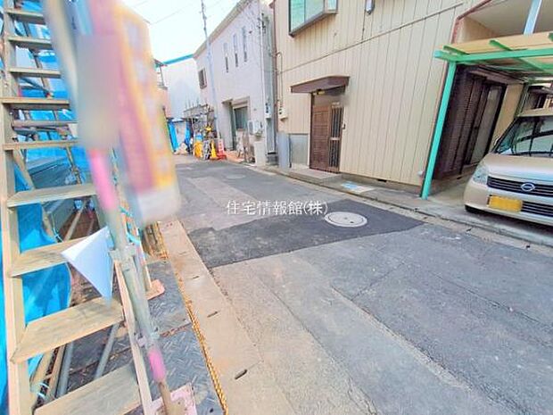 前面道路を含めた現地写真です。