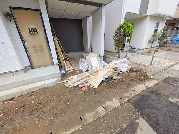 前面道路を含めた現地写真です。