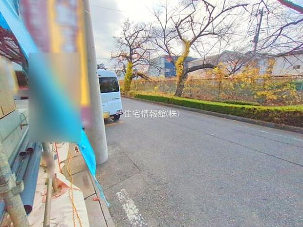 前面道路を含めた現地写真です。