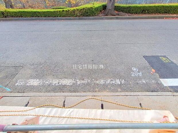 前面道路を含めた現地写真です。