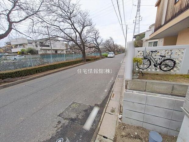 前面道路を含めた現地写真です。