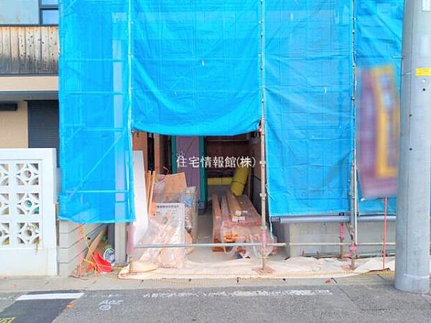 前面道路を含めた現地写真です。