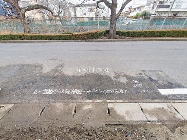 前面道路を含めた現地写真です。