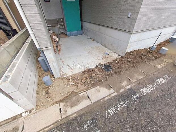 前面道路を含めた現地写真です。