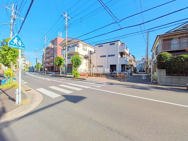 前面道路を含めた現地写真です。