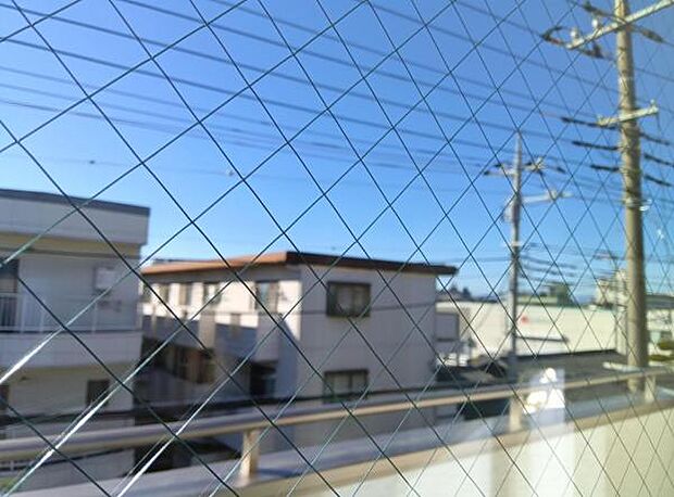 バルコニーからの眺望です。明るい陽射しを浴びながらゆったりと過ごすのも良いですね。