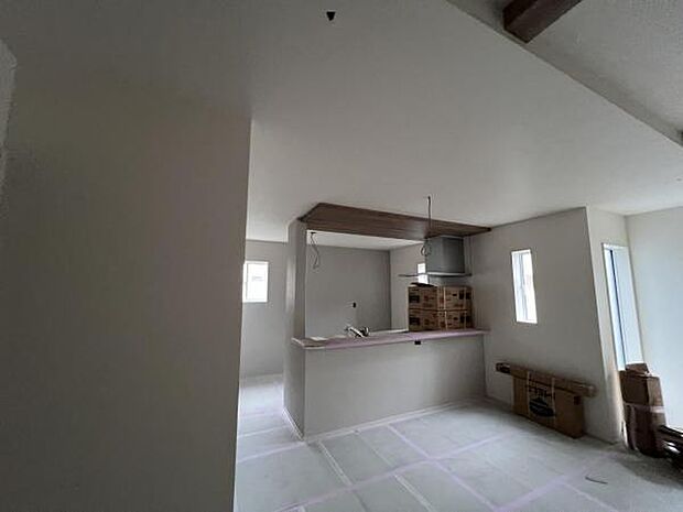 お食事中もキッチンと会話が楽しめるダイニングスペーゆったりとした開放的なダイニングキッチンスペースで