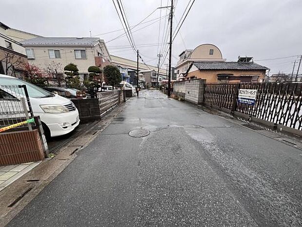 前面道路を含めた現地写真です。ぜひ周辺環境も併せてご覧ください。住宅地につき落ち着いた新生活を始めら