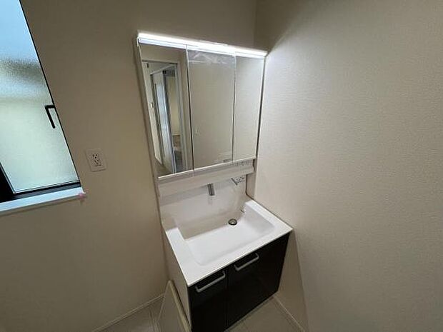 洗面化粧台です。朝の身支度から1日が始まります。